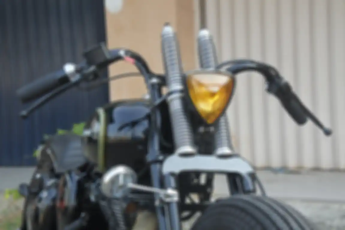 Modifikasi Royal Enfield Classic 500 Custom Bergaya Old School Bobber, springer fork depan dibuat custom handmade