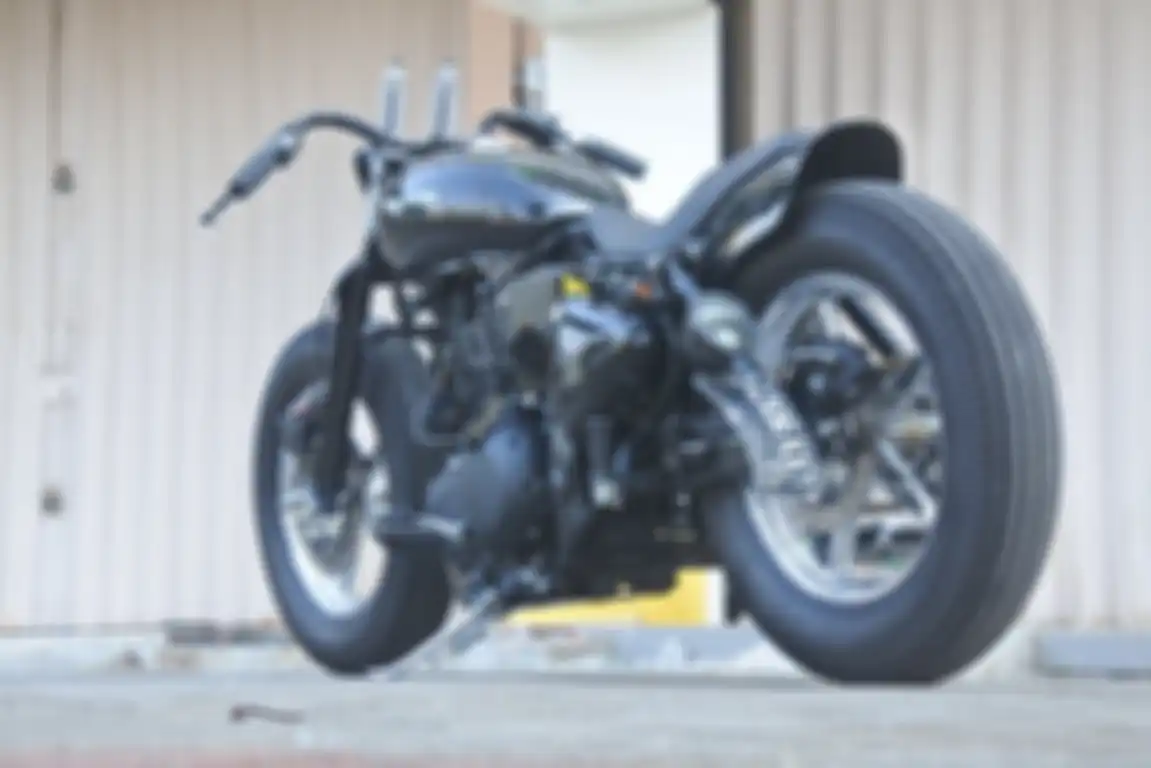 Modifikasi Royal Enfield Classic 500 Custom Bergaya Old School Bobber, pelek custom Invader dibalut ban gambot merek Shinko.