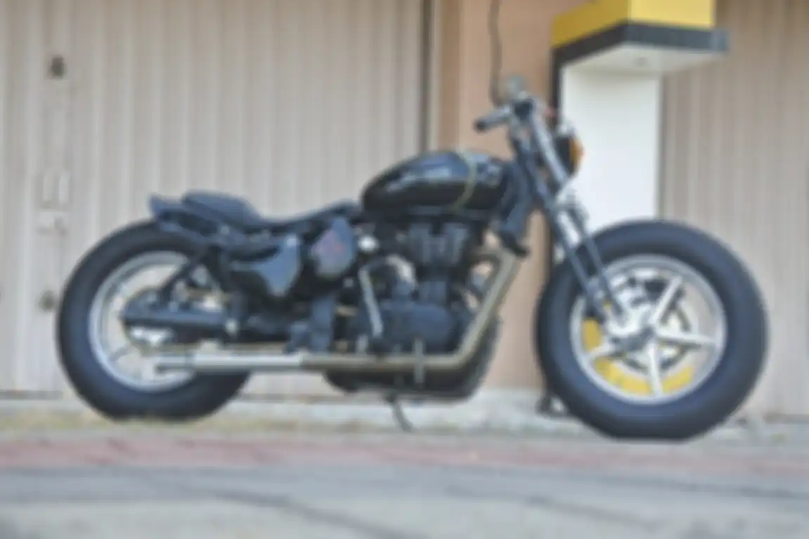 Modifikasi Royal Enfield Classic 500 Custom Bergaya Old School Bobber garapan Spring Legacy Garage