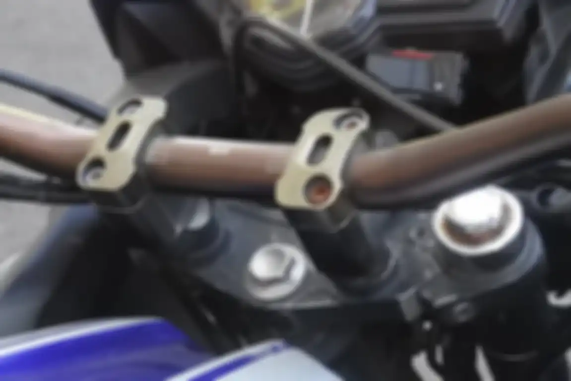 Modifikasi Yamaha R25 jadi motor adventure, bagian stang pakai segitiga MT25.