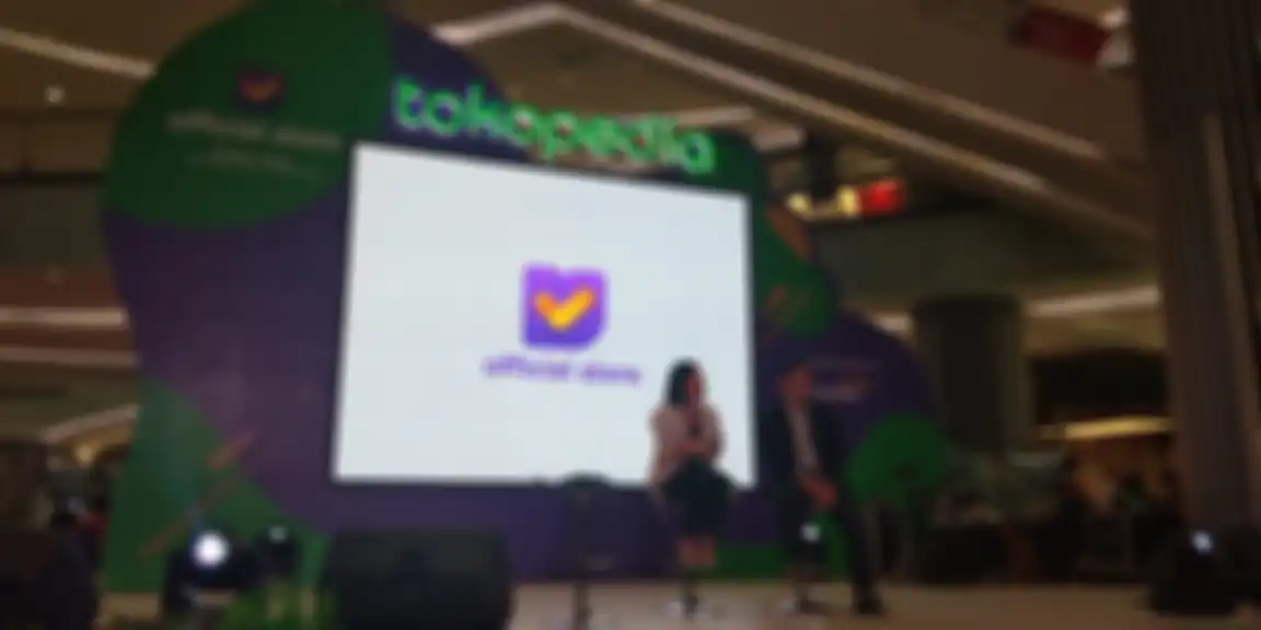 Vice President of Merchants Tokopedia, Inna Chandika (kiri) dan Senior Vice President Bank Mandiri, Muhamad Gumilang (Kanan).