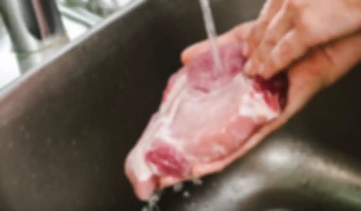 Mencuci daging mentah