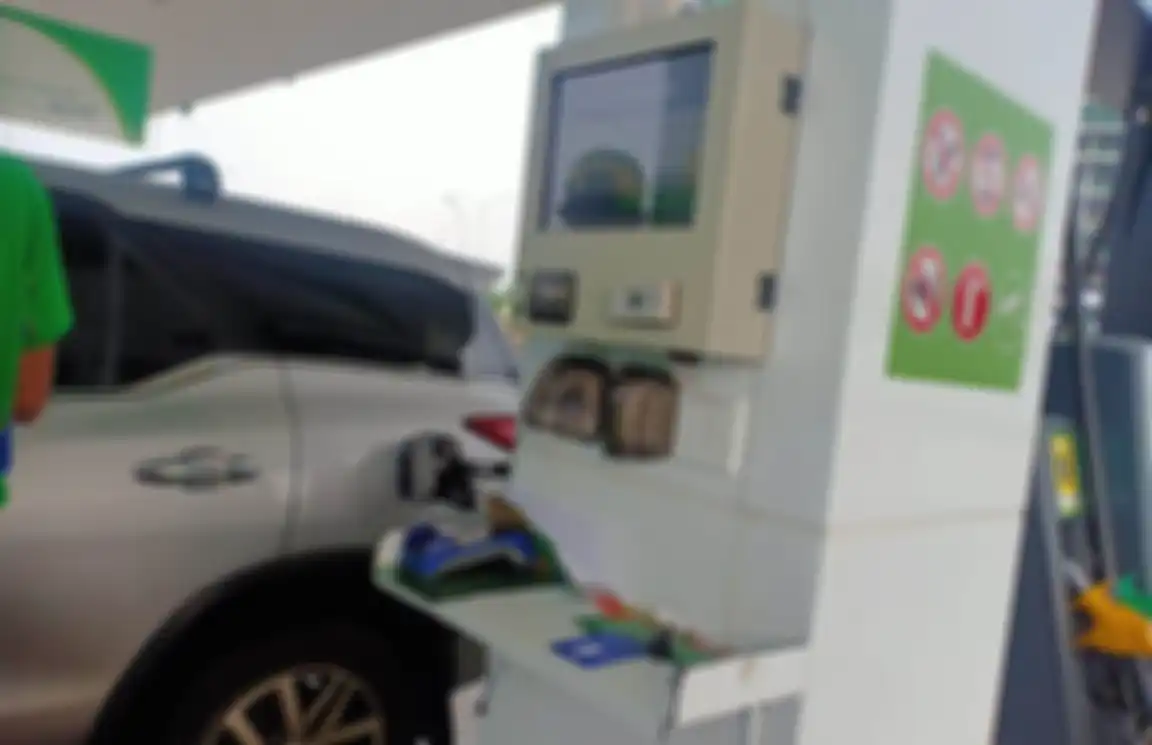 Di SPBU BP petugas input pelat nomor kendaran di layar yang tersedia