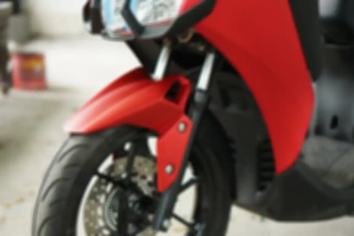 Pasang sepatbor custom di Yamaha Lexi, sporty dan fungsional.