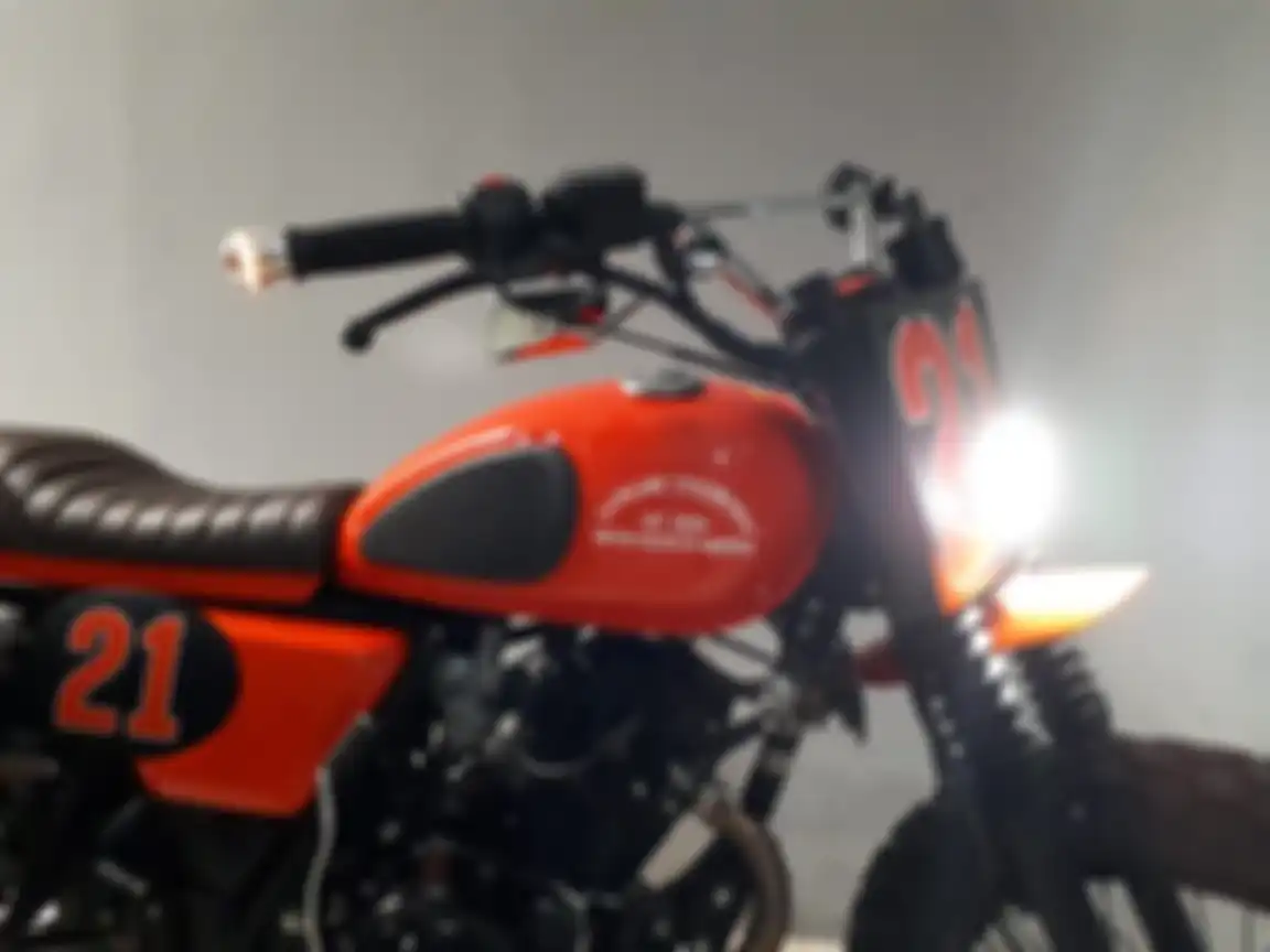 Lampu depan menggunakan projector yang terpasang pada number plate ala flat tracker