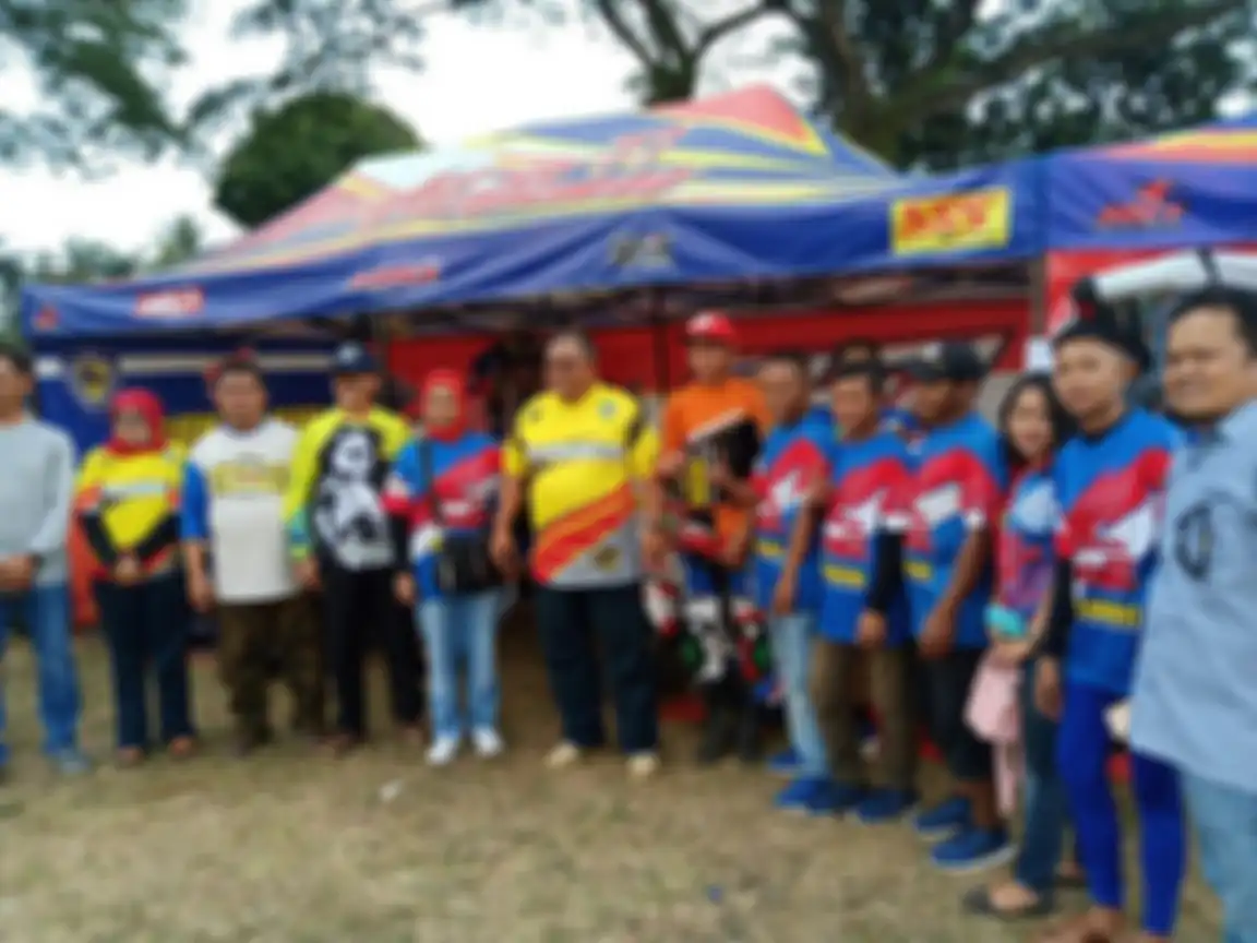 Tim Honda Sukabumi Putra Rinjani 77 TJM pose bersama Bupati Sukabumi (tengah)