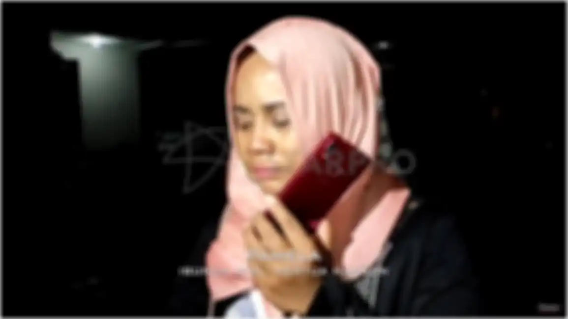 Paula memaksa sang anak untuk keluar rumah.