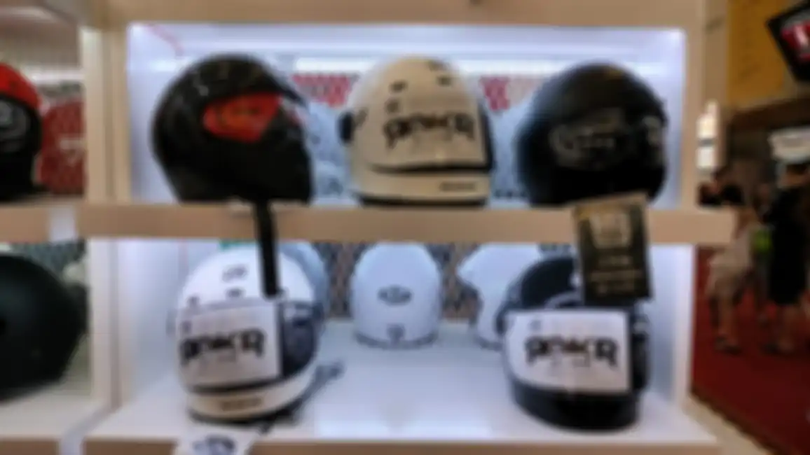 JPX Onyx Hybrid (kiri atas), JPX Rokr (tengah atas) dan JP Helmet Signature Open Face (kanan atas)