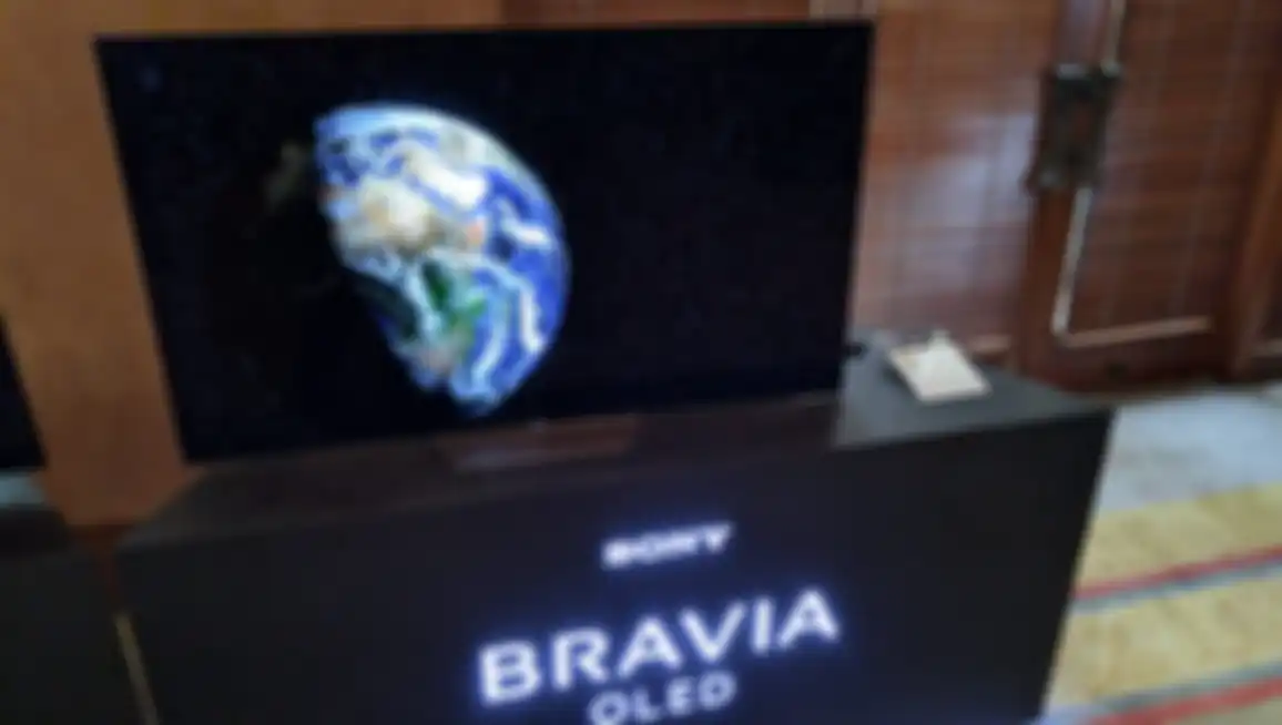 Berkat layar OLED, kontras dengan warna hitam yang sungguh pekat dapat dihasilkan oleh Sony A8F BRAVIA OLED ini