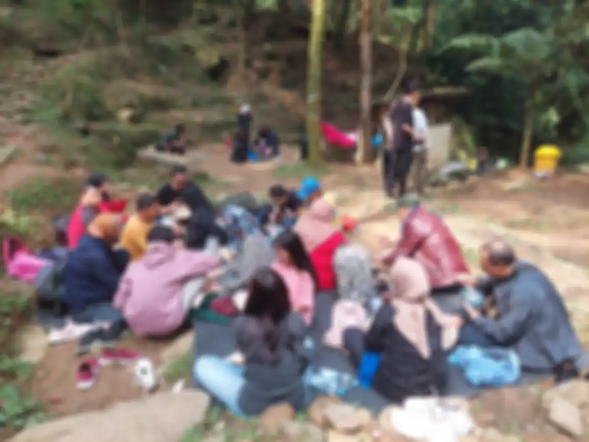 Menikmati makan bersama di Curug Panjang