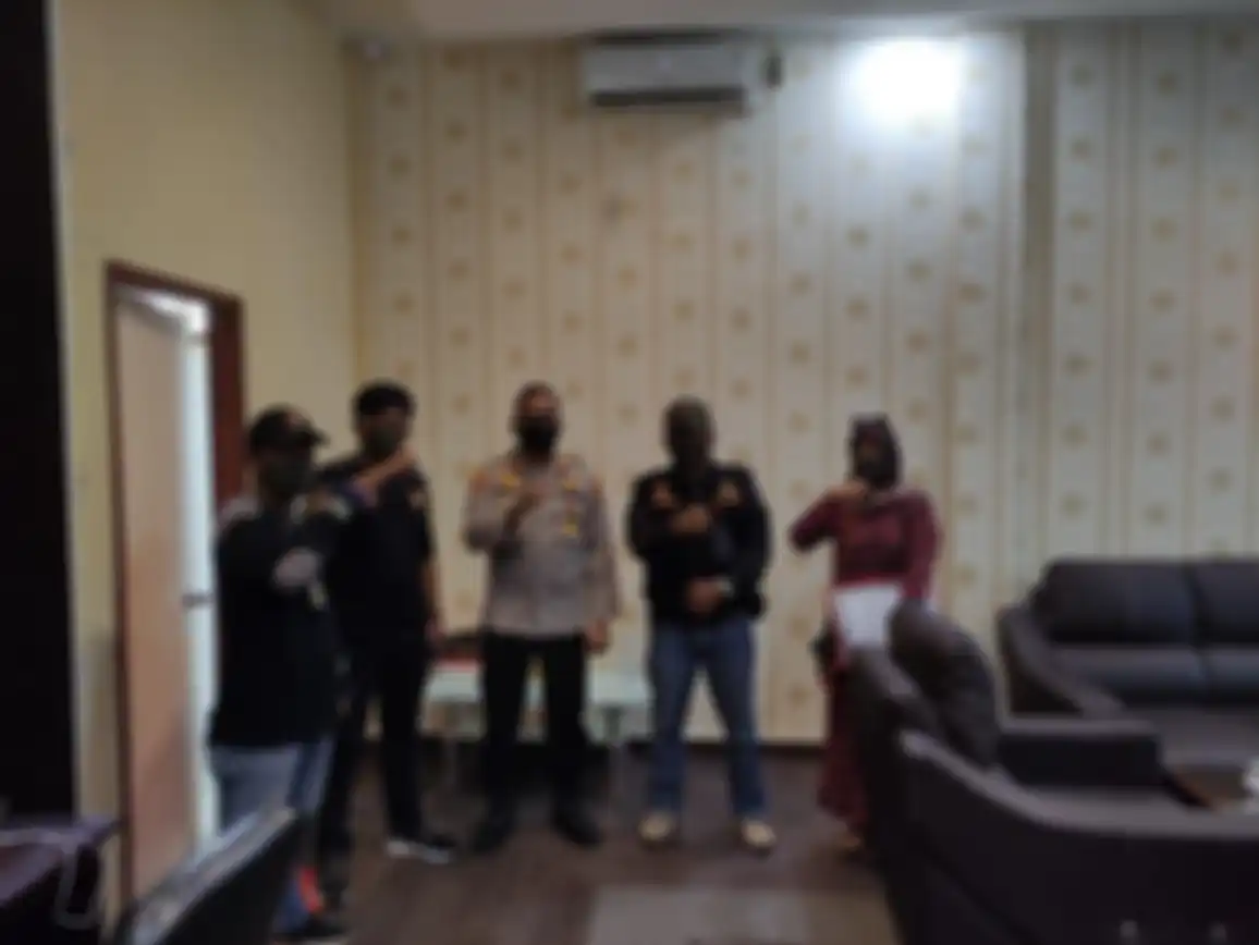 Kapolsek Tambusai Utara, Iptu Raja Napitupulu (tengah). Netizen sengaja mengunggah foto korban pemerkosaan yang mendapatkan pengancaman dari polisi di wilayah hukum Rokan Hulu.