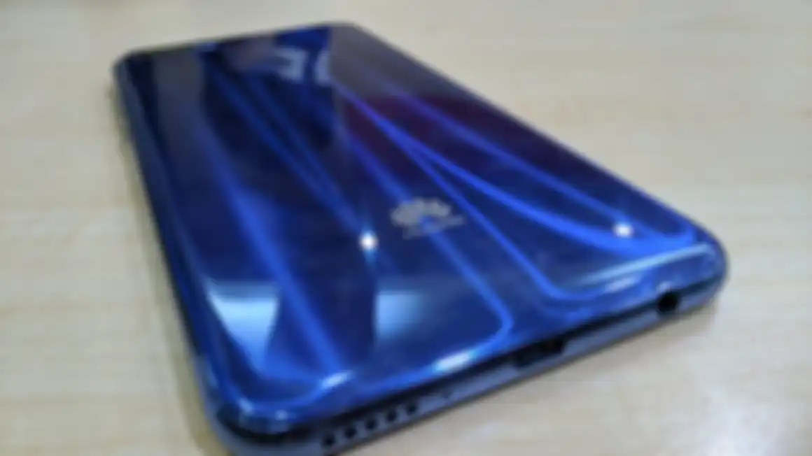 Huawei Nova 2 Lite masih menggunakan colokan audio, Micro USB, dan speaker di bagian bawah