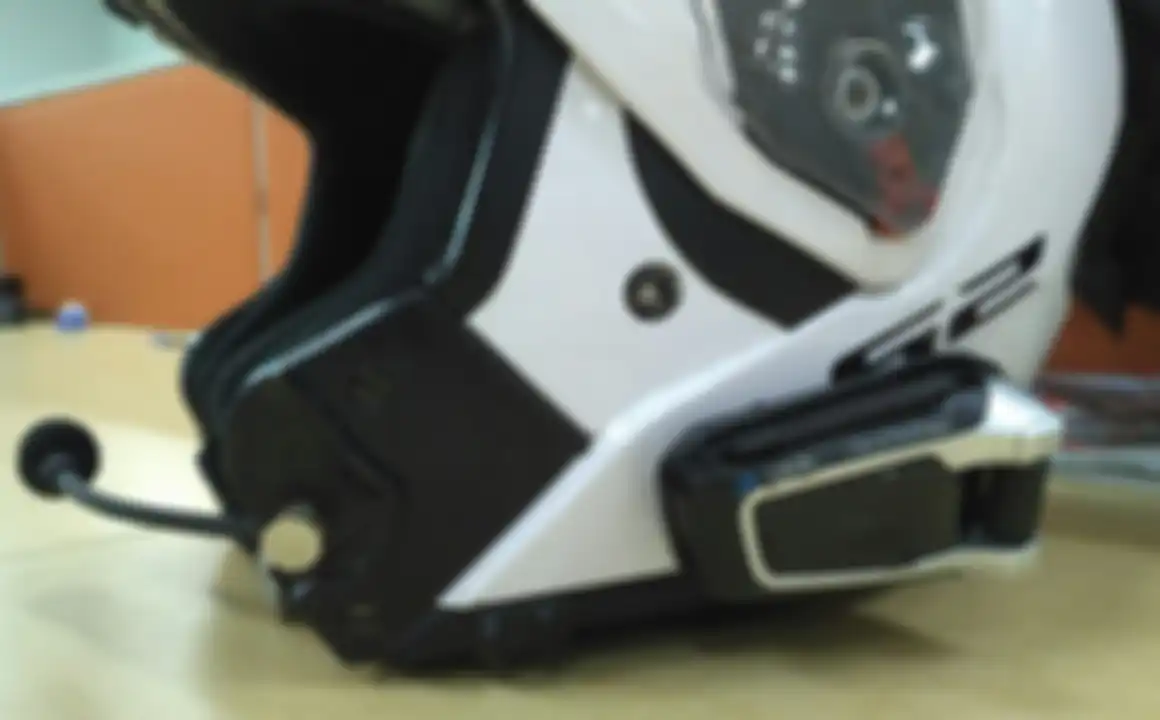 Intercom packtalk yang sudah terpasang di Helm