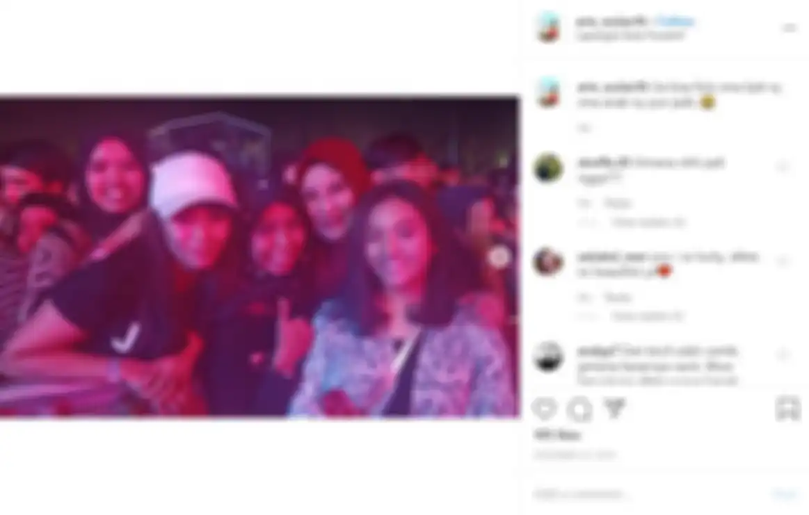 Alleia Anata Irham foto bersama fans Ariel NOAH