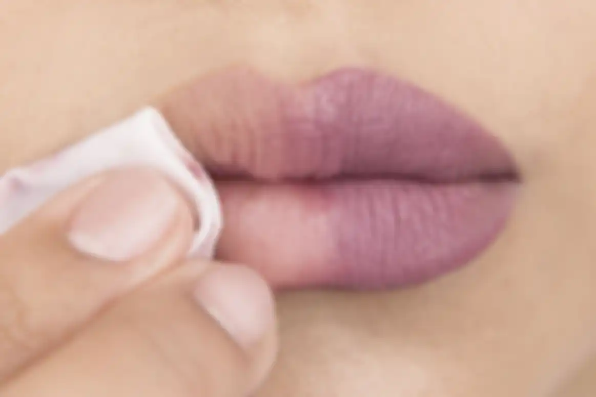 ilustrasi memakai lip makeup remover