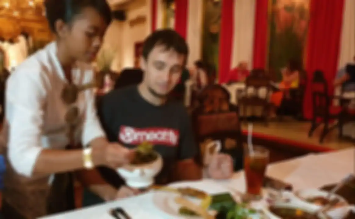 Karel Abraham menikmati santapan khas Indonesia