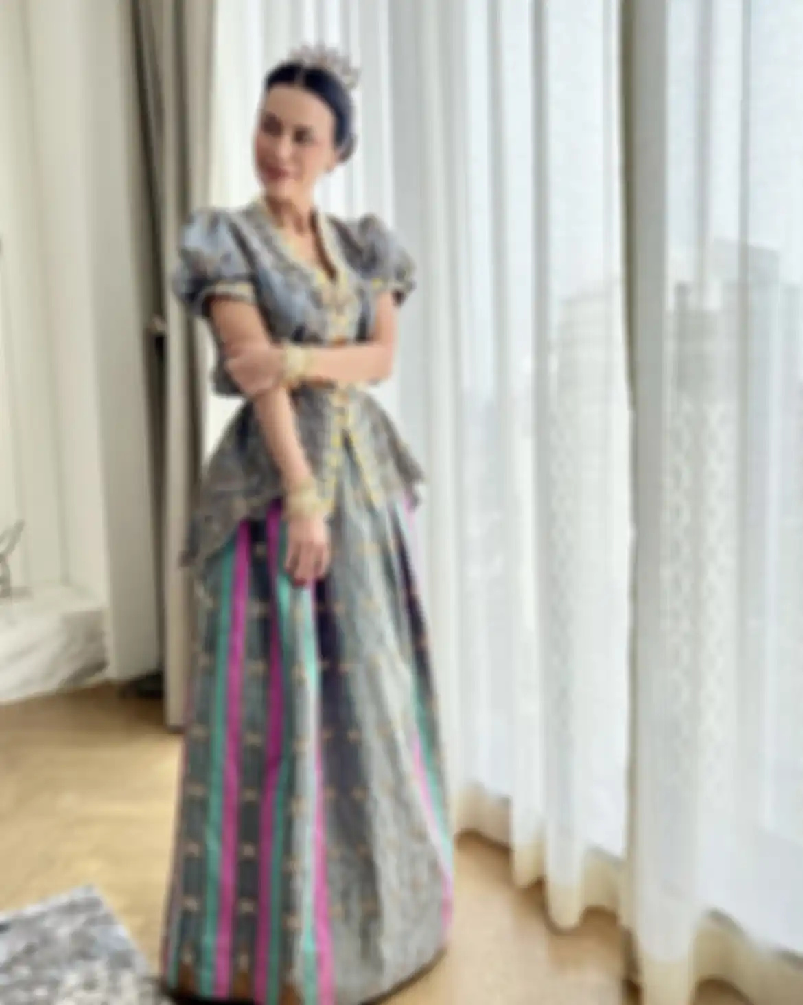 Gaya Sophia Latjuba dalam balutan pakaian adat Bugis modern.