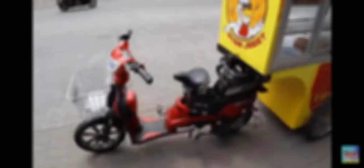 Unik banget nih brother, motor listrik Selis dipakai berjualan ayam geprek.