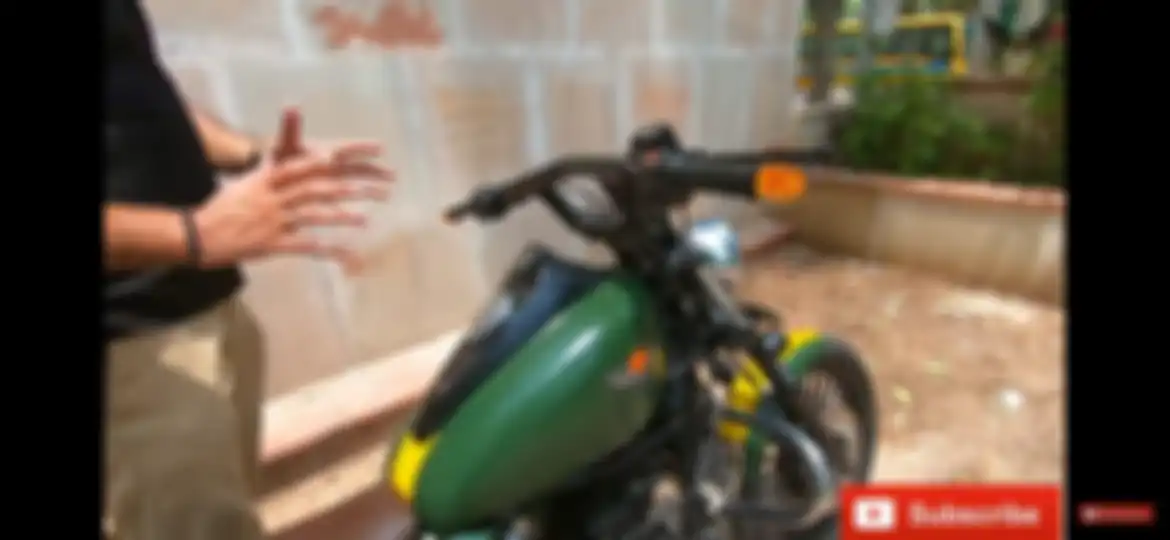 Tangki dilebur dengan warna hijau army dan kuning.