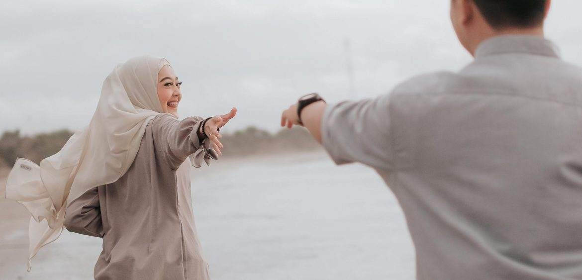 Ilustrasi foto prewedding. Demi mendapatkan foto aesthetic, pria ini bersembunyi di balik gaun panjang calon mempelai wanita.