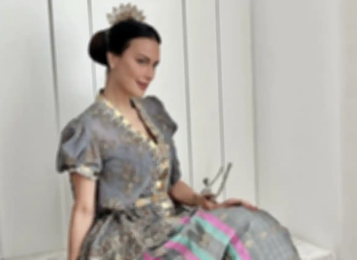 Gaya Sophia Latjuba dalam balutan pakaian adat Bugis modern.
