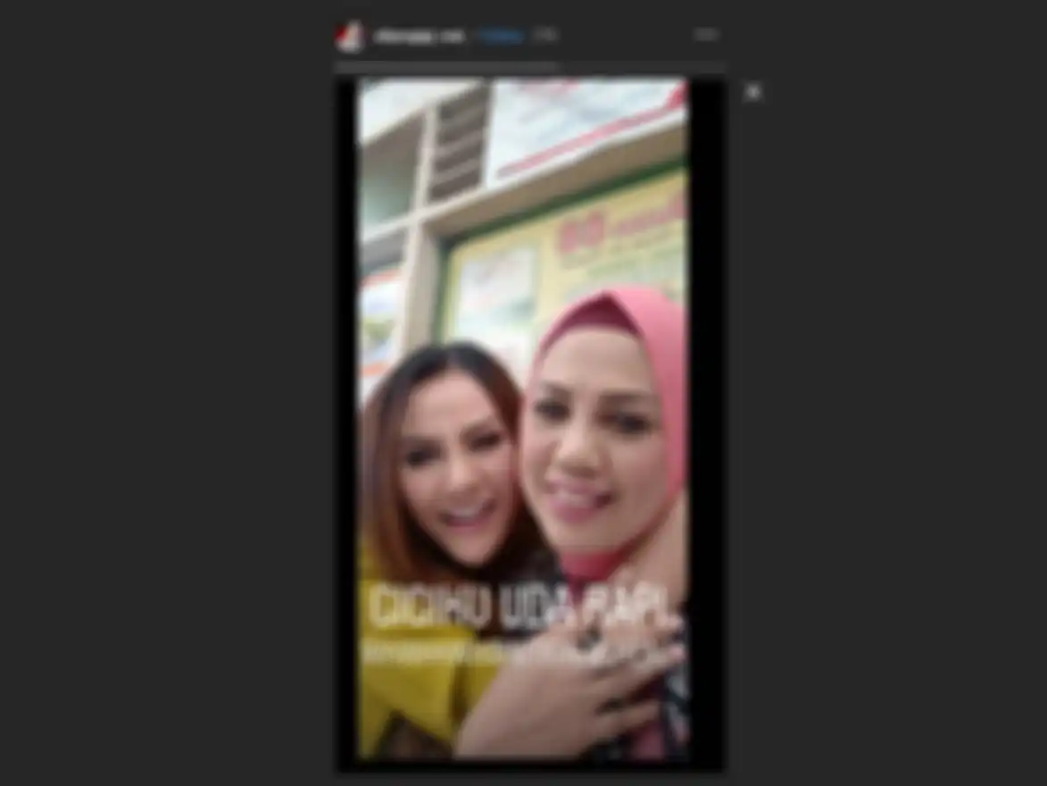 Berpose bersama Nita Thalia, Elly Sugigi pamer penampilan barunya.
