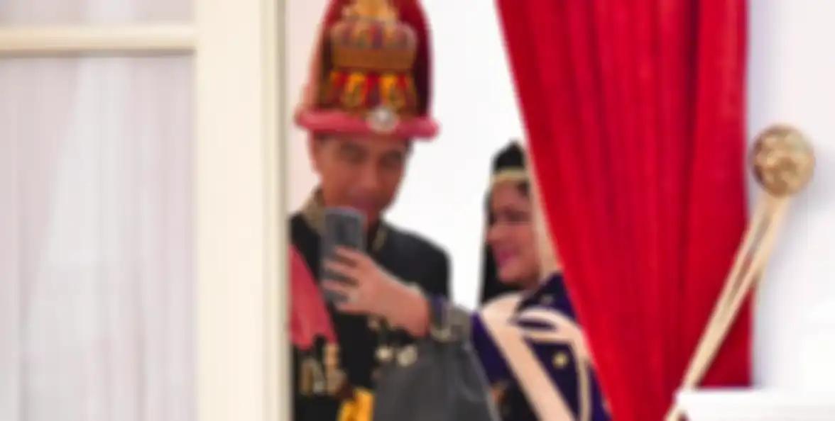 Zoom foto selfie Jokowi-Iriana