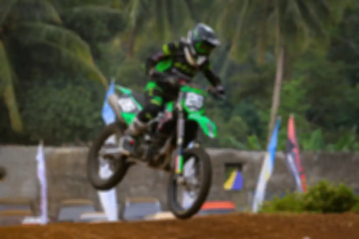 Diva Ismayana, dari Kawasaki GreenTech Bali MX yang menunggangi KX250 di Kejurnas Motocross. 