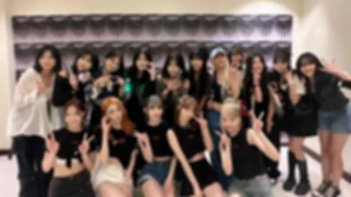Member JKT48 nonton konser LE SSERAFIM di Jakarta