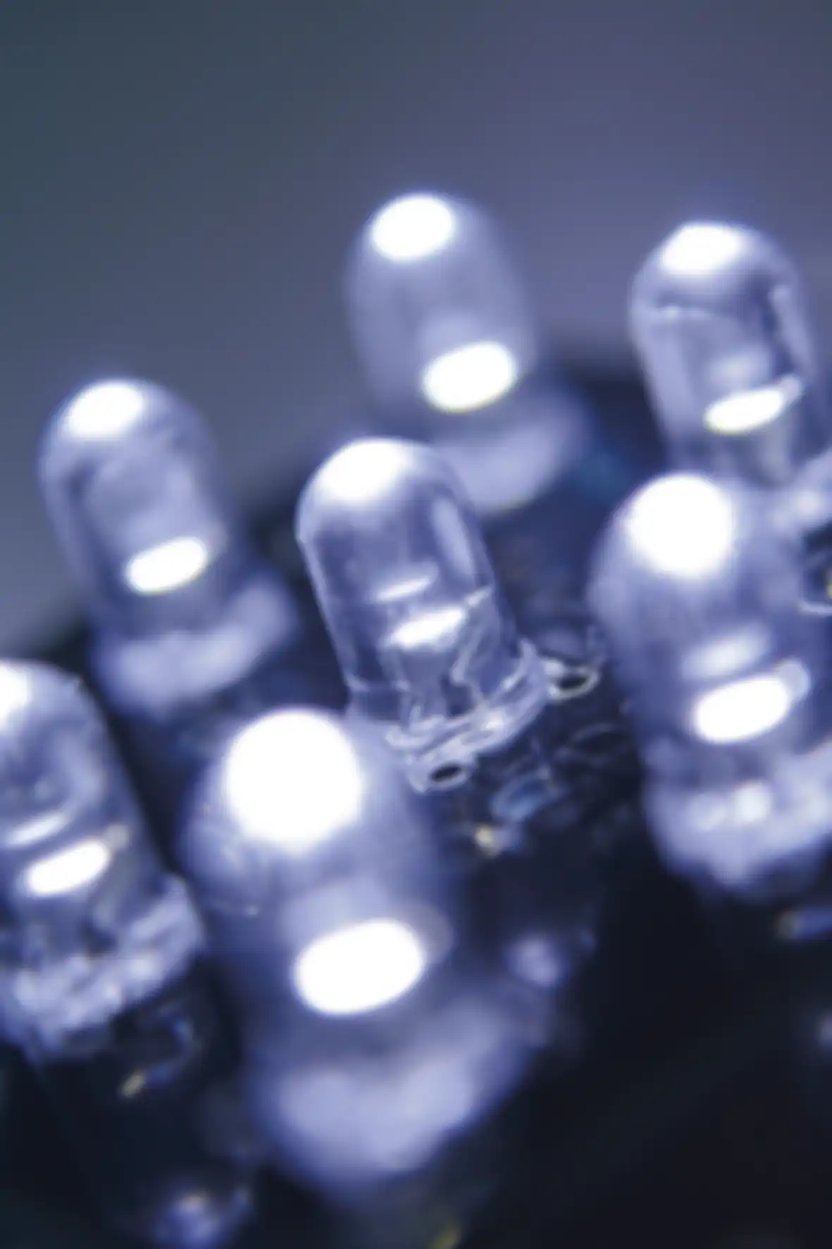 Lampu LED memberi pilihan jutaan warna, hemat listrik, dan umur panjang.