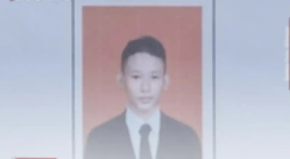 Pemuda Madiun mengalami kejadian aneh begini di HP miliknya sebelum ditangkap gegara hacker Bjorka. Foto penjual es dibahas.