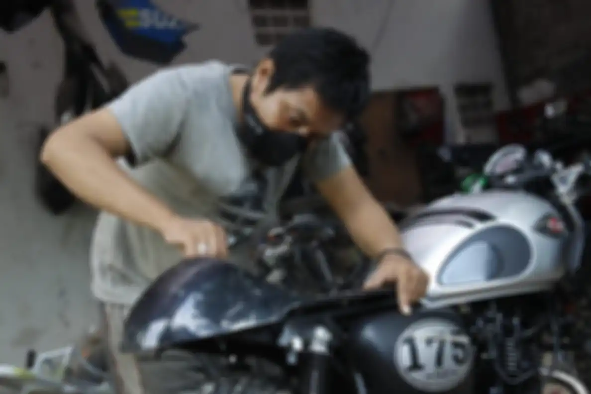 Pemasangan hornet perkuat konsep cafe racer