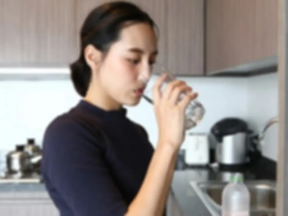 Ilustrasi minum air putih