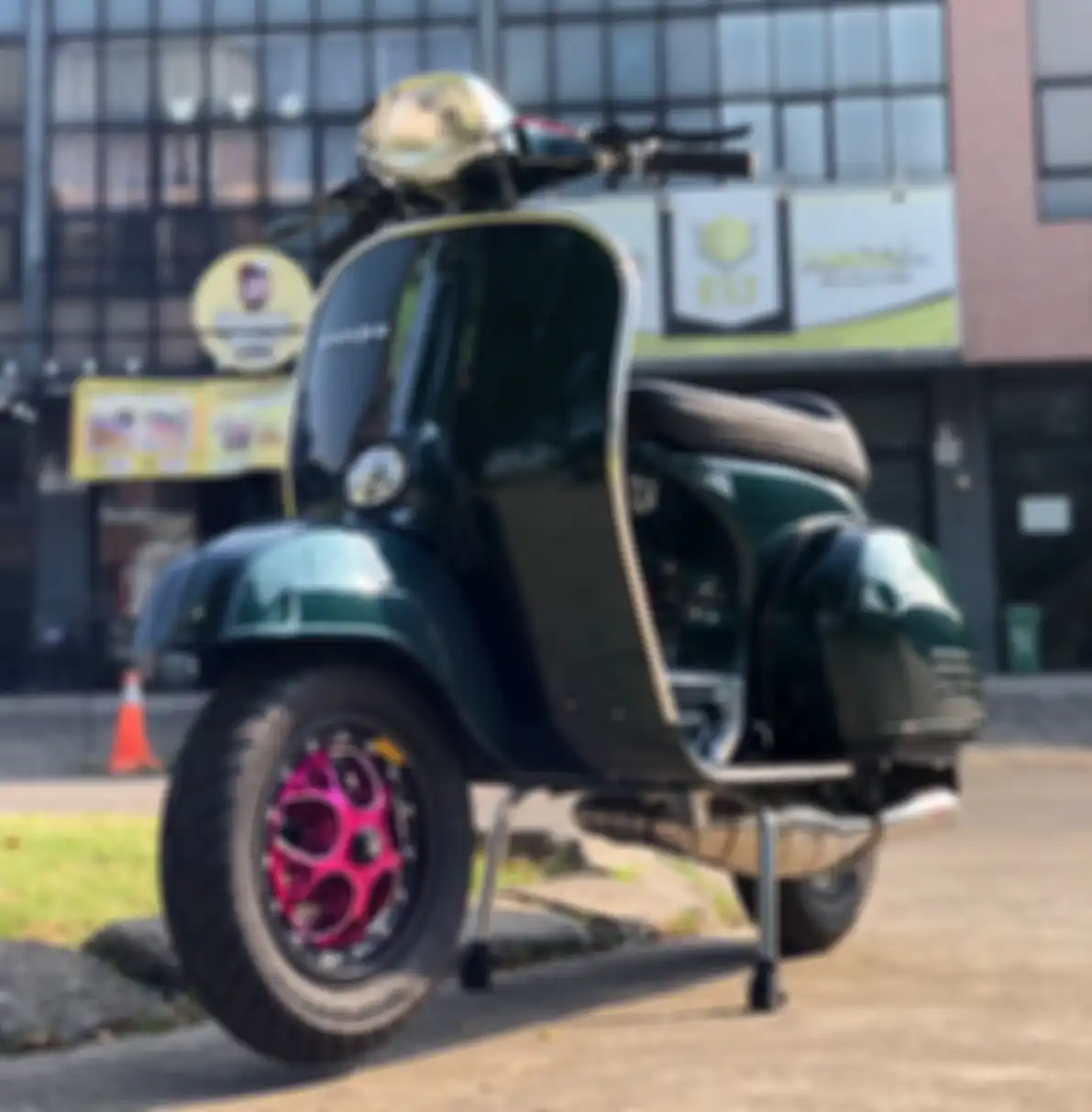 Modifikasi Vespa Super 1974 fokus pada area kaki-kaki
