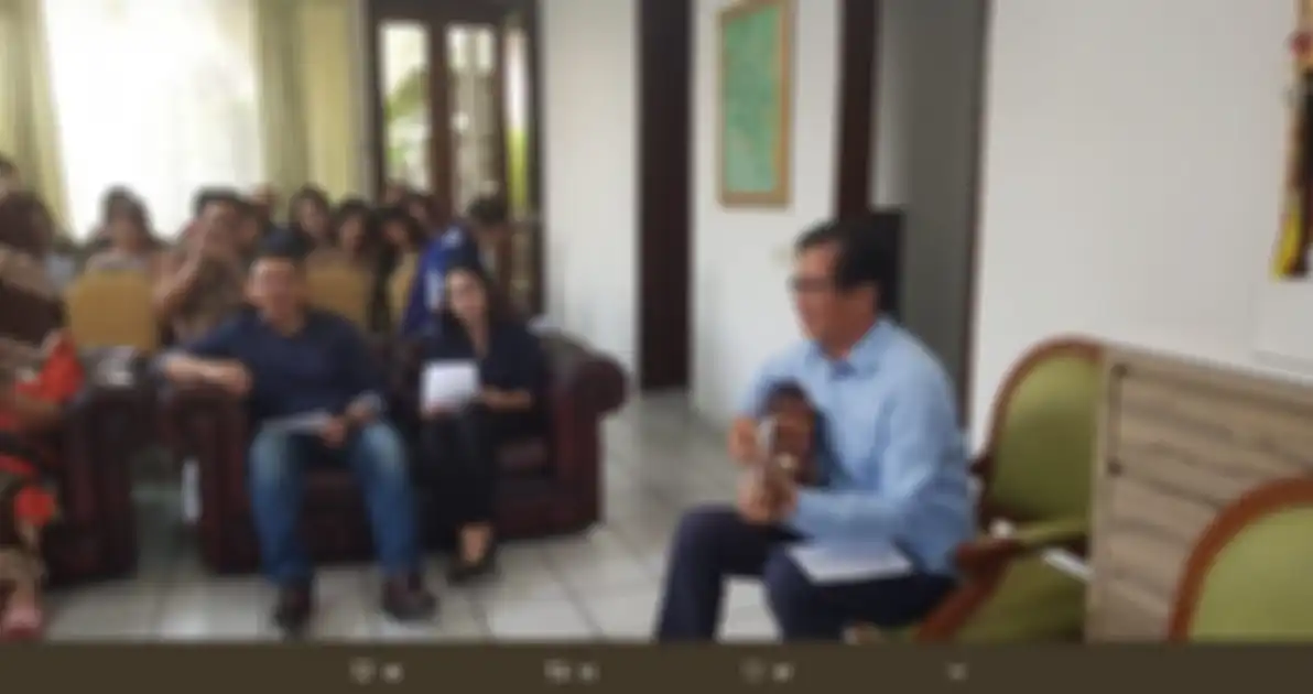Puput Nastiti Devi temani Ahok jalani kebaktian.