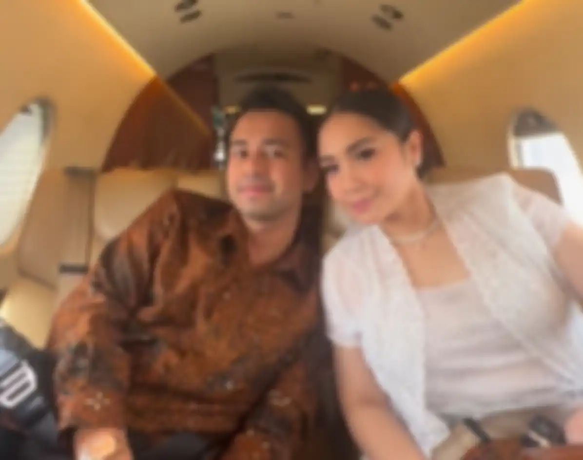 Raffi Ahmad dan Nagita Slavina naik jet pribadi 