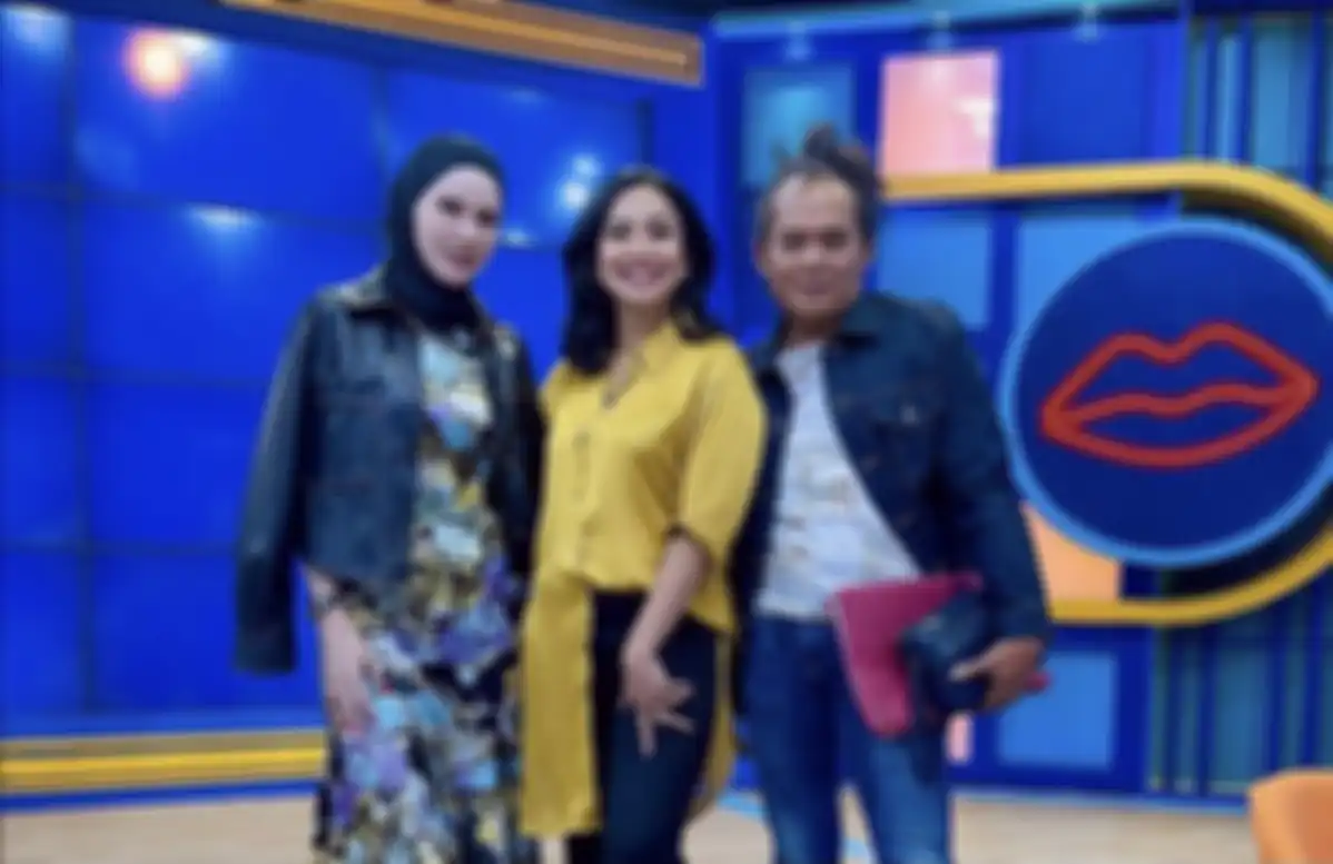 Deolipa Yumara pengacara Bharada E pernah tangani kasus penipuan istri polisi. Dia kerap cari cuan pakai cara begini. Foto terkininya dikomentari.