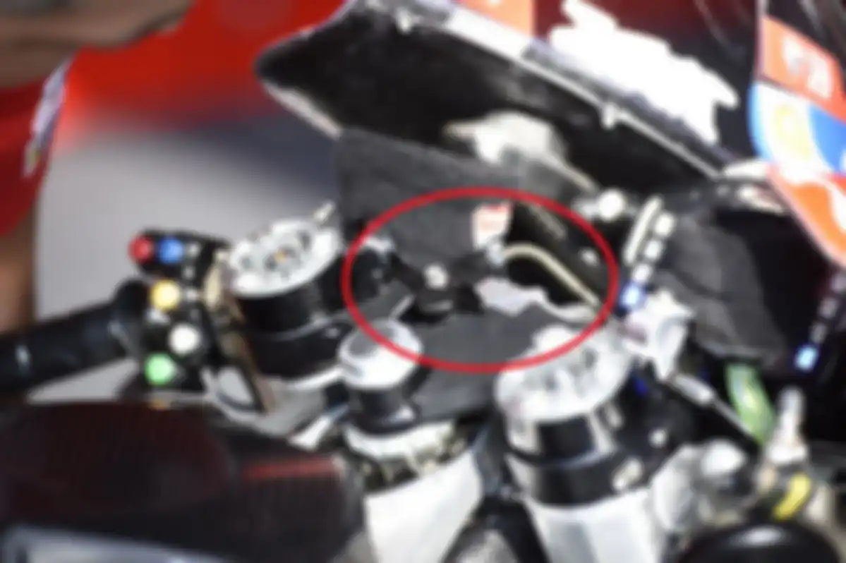 Letak tombol ajaib yang disebut dengan holeshot device di motor MotoGP Ducati Desmosedici GP19