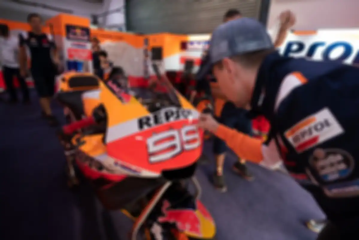Nomor start 99 ciri khas Jorge Lorenzo tak lagi tanduk dan lingkaran tapi dua-duanya bertanduk