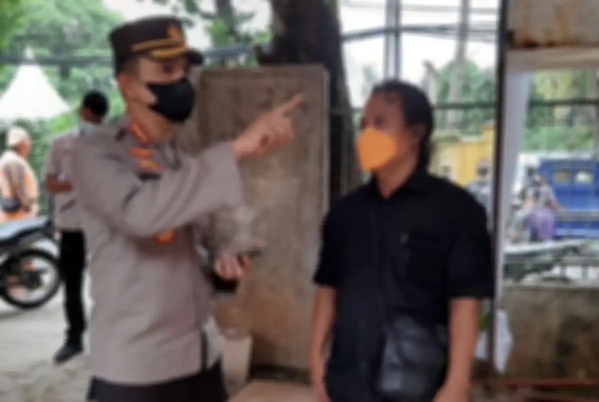 Setelah anggota polisi yang menolak laporan korban perampokan disanksi, Kapolres Jaktim memburu foto tampang pengibar bendera Bintang Kejora.