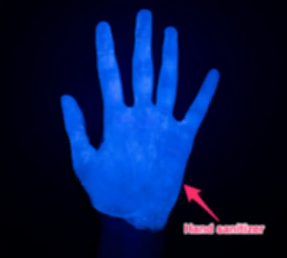 Menggunakan hand sanitizer.