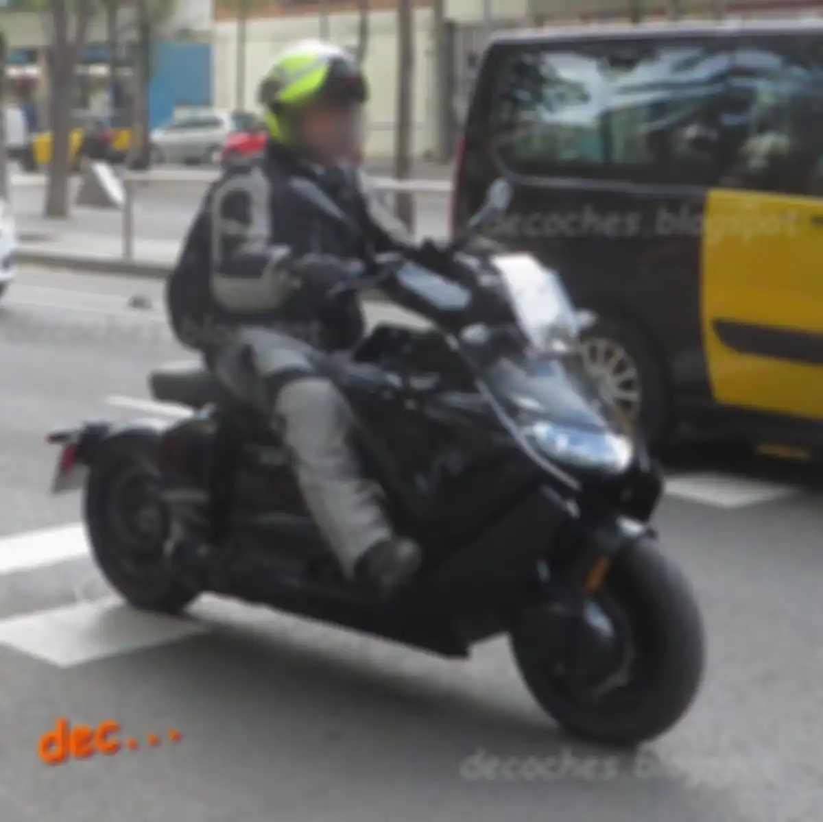 Skuter listrik BMW CE-04 tertangkap kamera di jalan.