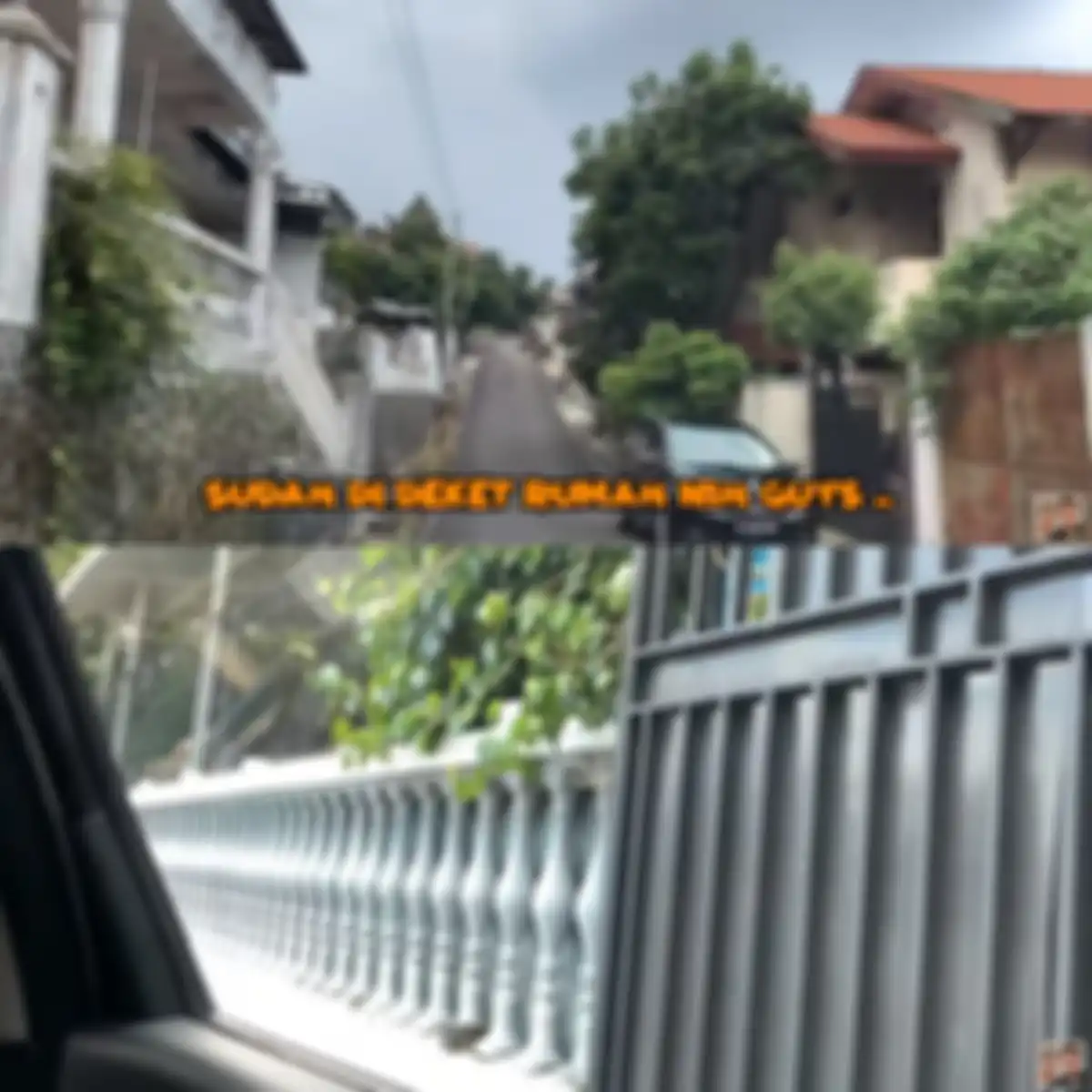 Bagian depan rumah orangtua Paula