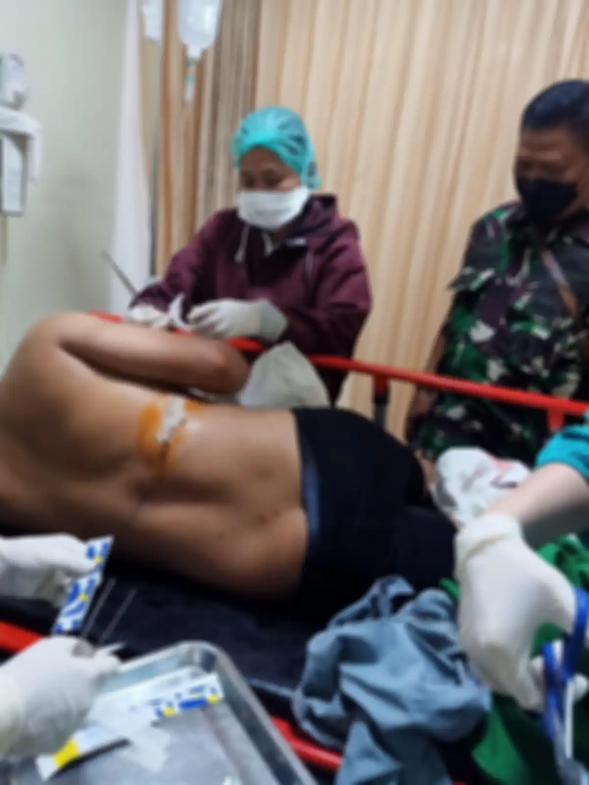 Beberapa rekan korban pengeroyokan anggota Raider Kostrad TNI AD itu menggalang dana untuk Samsul Maarif. Foto jahitan lukanya disebarkan. 