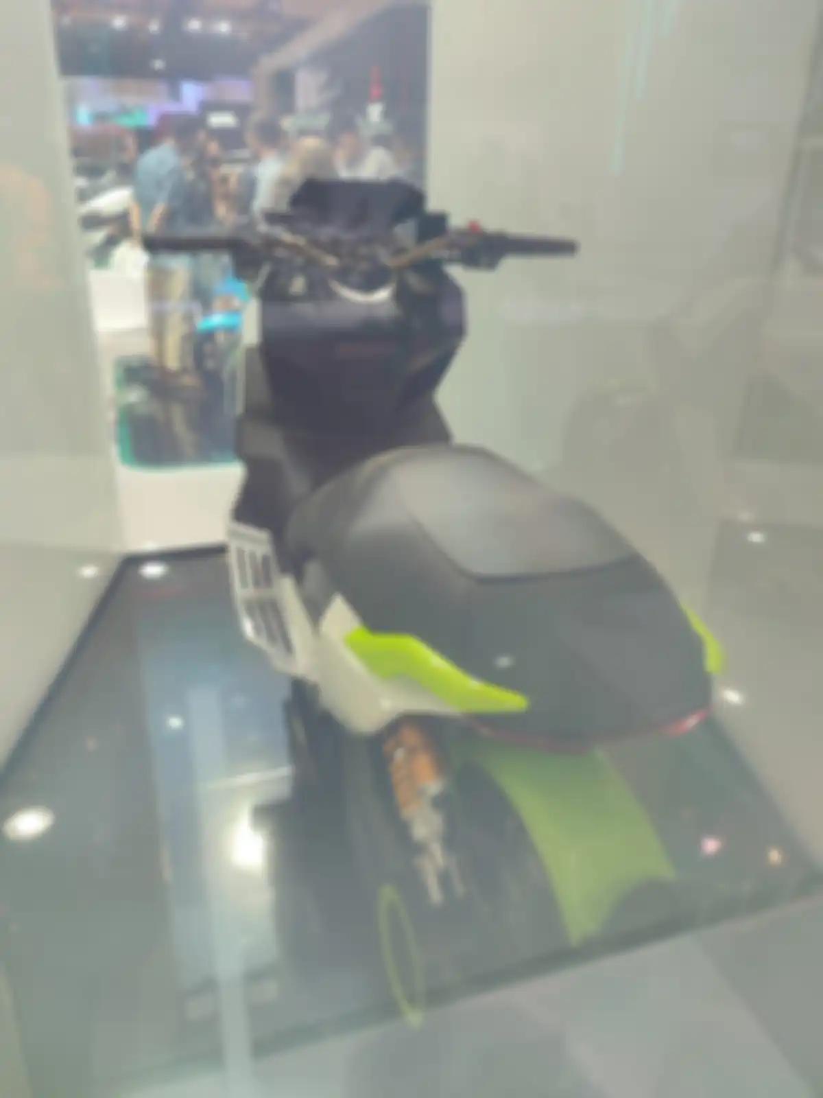 Tampak dari belakang konsep motor listrik Alva. 