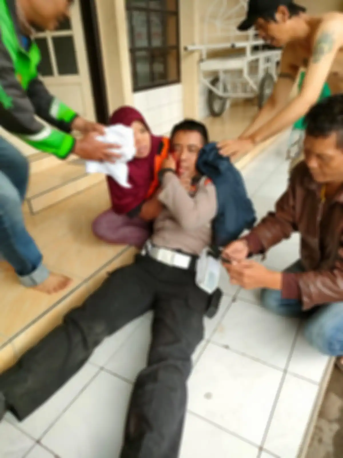 Netizen sengaja menyebarkan foto pelaku bom bunuh diri di Polsek Astanaanyar Bandung. Ada logo ISIS di bagian ini.