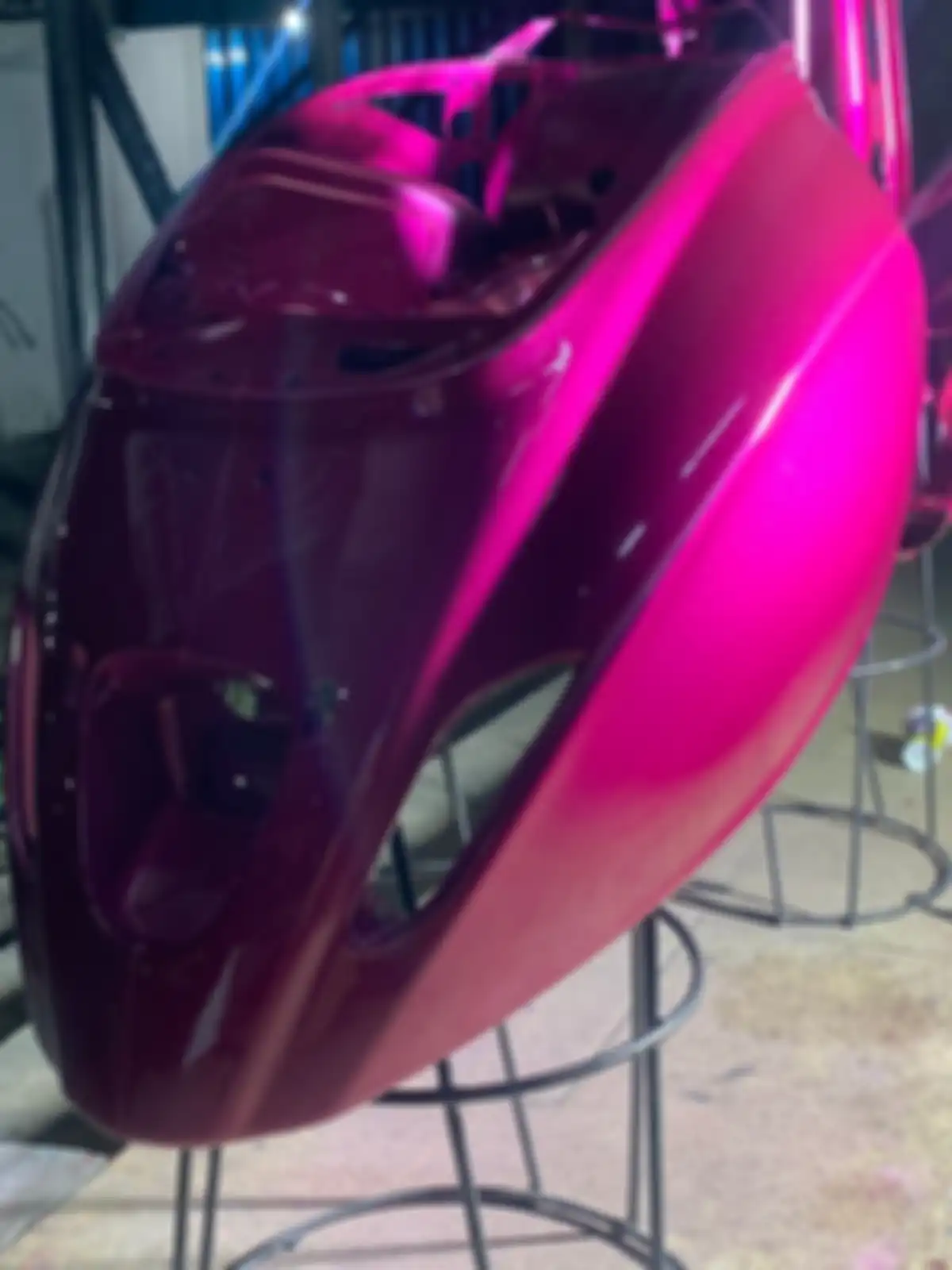 Pengerjaan repaint cat body Vespa matic di Winz Garage memakan waktu maksimal 2 mingguan.