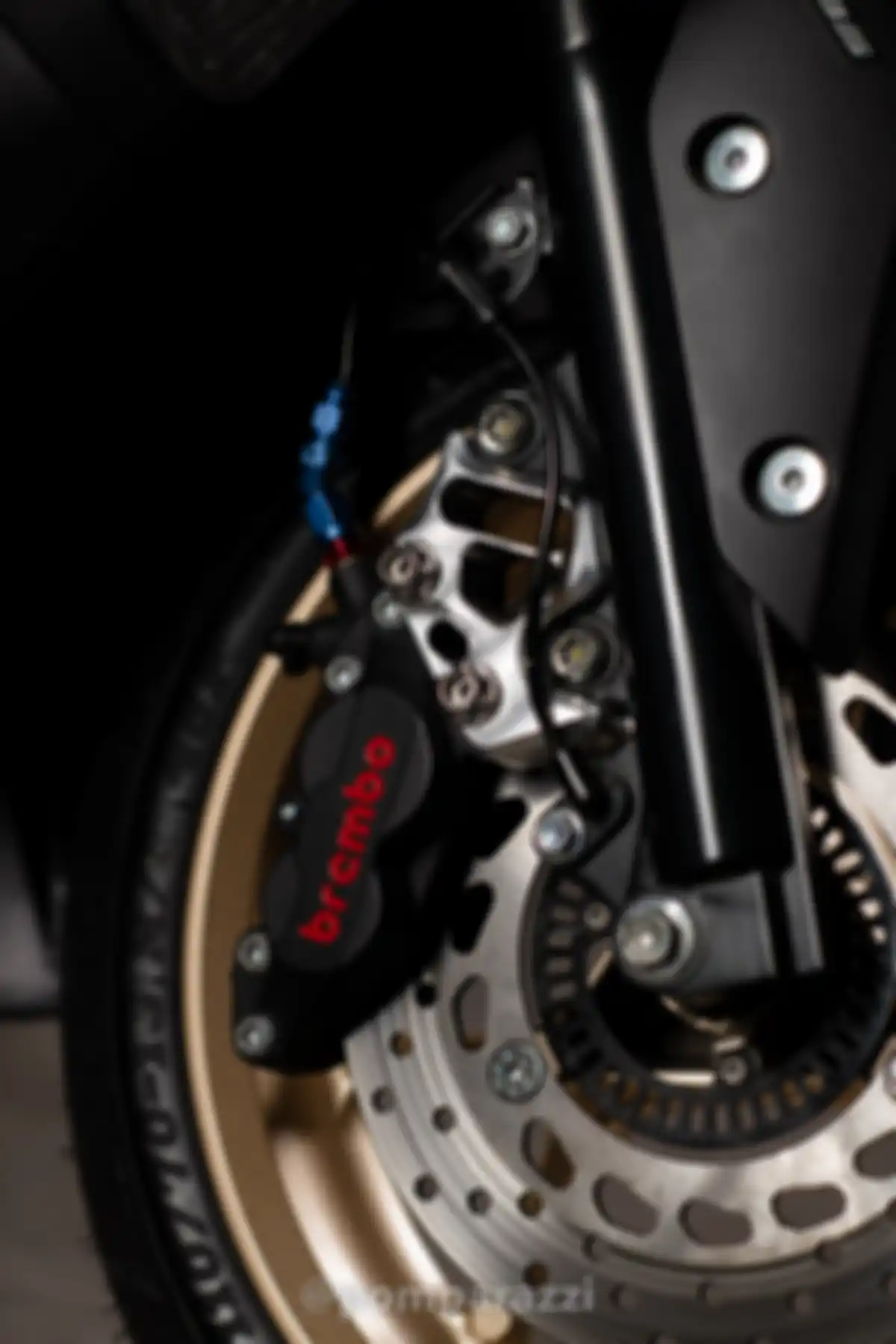 Pakai kaliper Brembo di depan dan belakang.