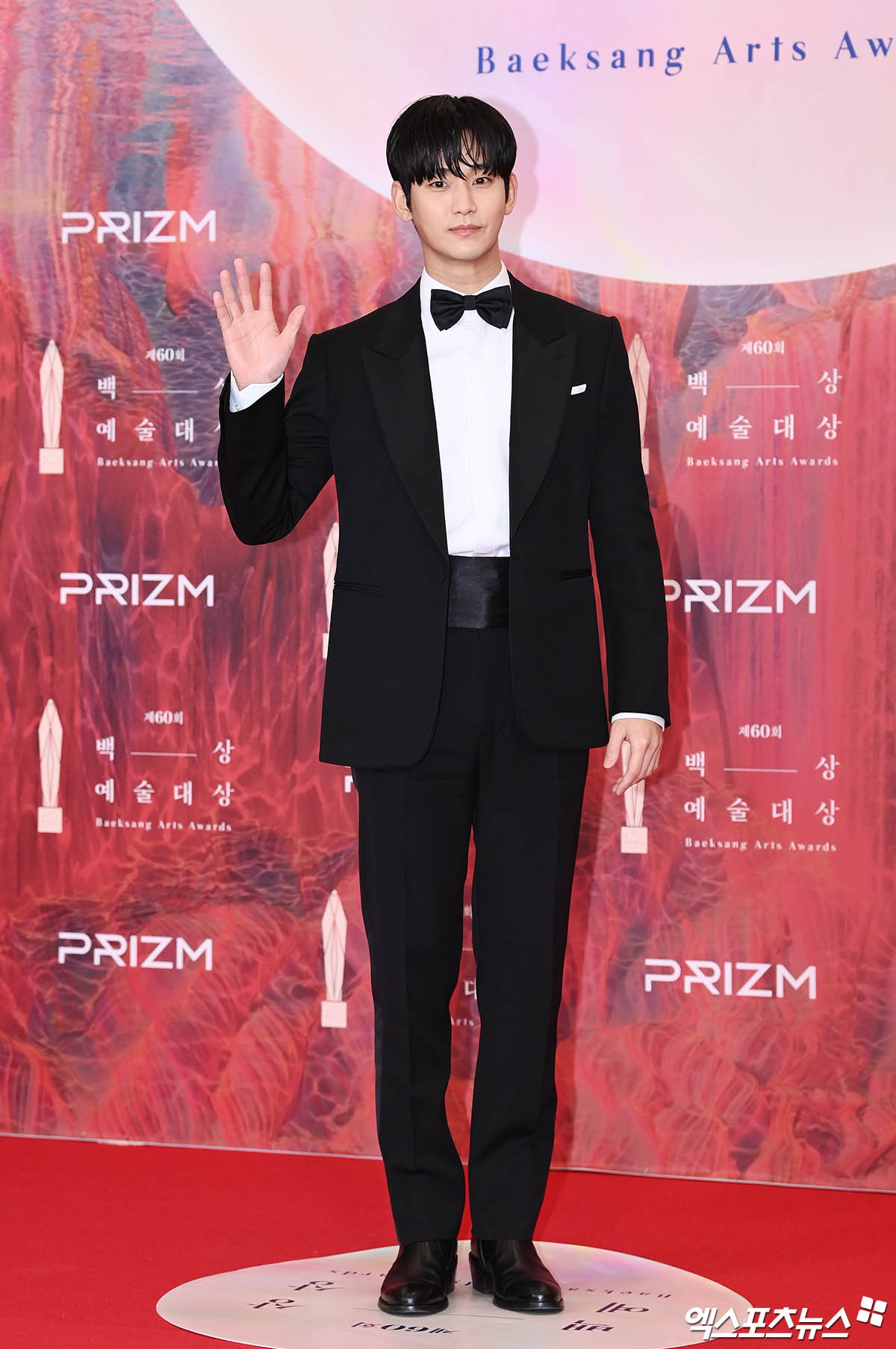 Kim Soo Hyun di red carpet Baeksang Arts Awards 2024