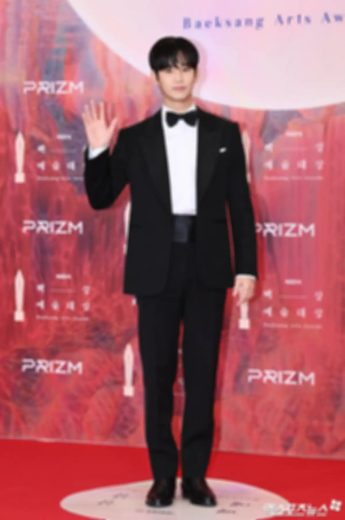 Kim Soo Hyun di red carpet Baeksang Arts Awards 2024